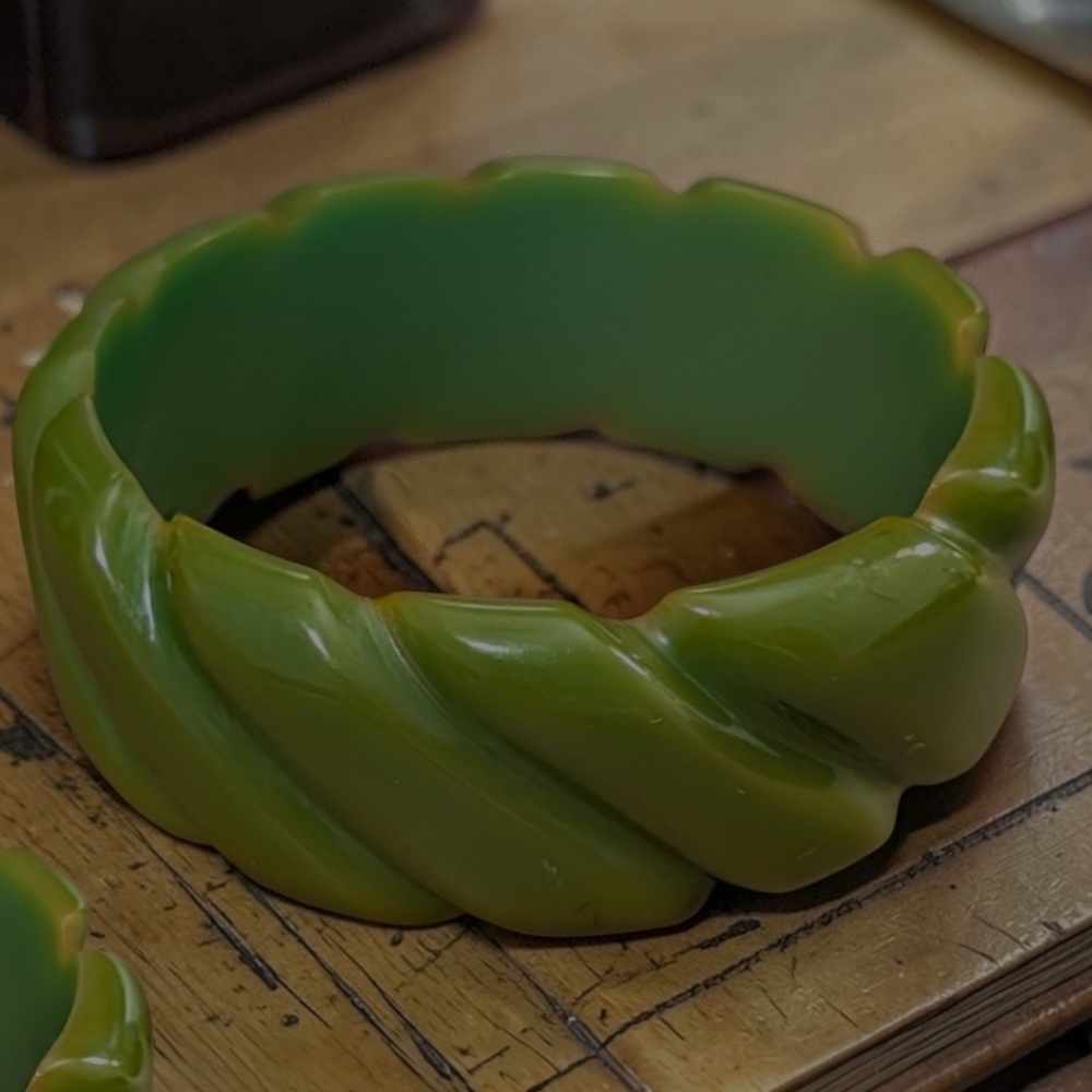 Vintage Groovy Green Bakelite Bangle Bracelet - Picture 3 of 3